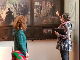 Kulturbegleiterinnen vor einem Gemälde im Stadtmuseum. Foto: Stadt Oldenburg