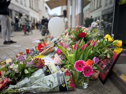 Der Tod des 21-jährigen Lorenz A., der in der Nacht zu Ostersonntag von einem Polizisten im Einsatz in der Innenstadt erschossen worden war, machte viele Menschen fassungslos. Der Ort des Geschehens in der Achternstraße war lange mit Blumen und Kerzen gesäumt. Foto: Stadt Oldenburg