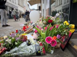 Der Tod des 21-jährigen Lorenz A., der in der Nacht zu Ostersonntag von einem Polizisten im Einsatz in der Innenstadt erschossen worden war, machte viele Menschen fassungslos. Der Ort des Geschehens in der Achternstraße war lange mit Blumen und Kerzen g Der Tod des 21-jährigen Lorenz A., der in der Nacht zu Ostersonntag von einem Polizisten im Einsatz in der Innenstadt erschossen worden war, machte viele Menschen fassungslos. Der Ort des Geschehens in der Achternstraße war lange mit Blumen und Kerzen gesäumt. Foto: Stadt Oldenburg