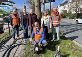 Tanja Piening, Jorit May, Stadtbaurätin Christine-Petra Schacht (von links, ohne Warnwesten) und Maximilian Fecht mit Mitarbeitern der Firma TFI bei einem Ortstermin zur Wurzelbelüftung an der Ofener Straße. Foto: Stadt Oldenburg