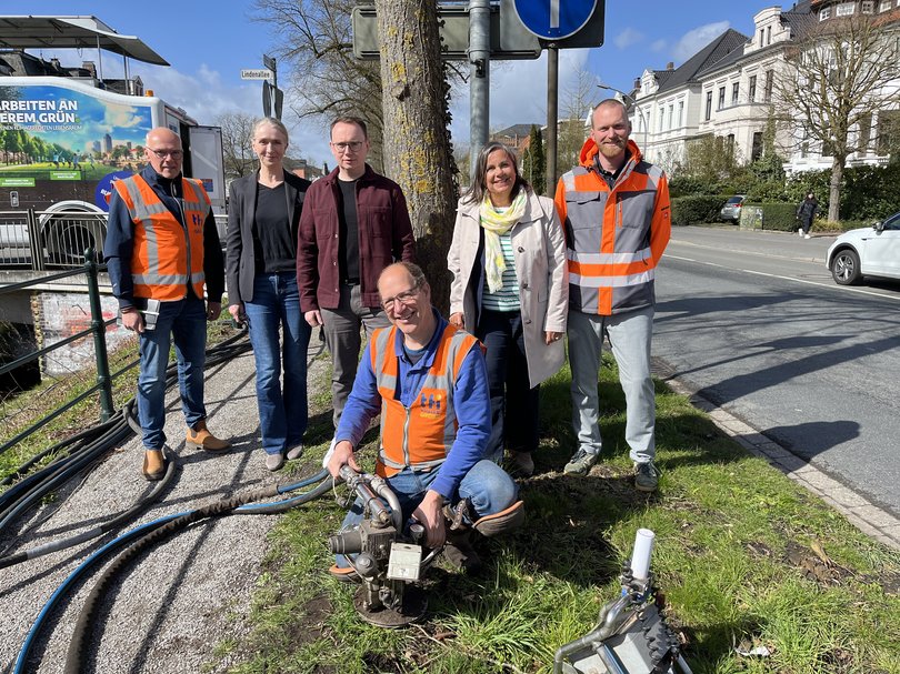 Tanja Piening, Jorit May, Stadtbaurätin Christine-Petra Schacht (von links, ohne Warnwesten) und Maximilian Fecht mit Mitarbeitern der Firma TFI bei einem Ortstermin zur Wurzelbelüftung an der Ofener Straße. Foto: Stadt Oldenburg Tanja Piening, Jorit May, Stadtbaurätin Christine-Petra Schacht (von links, ohne Warnwesten) und Maximilian Fecht mit Mitarbeitern der Firma TFI bei einem Ortstermin zur Wurzelbelüftung an der Ofener Straße. Foto: Stadt Oldenburg