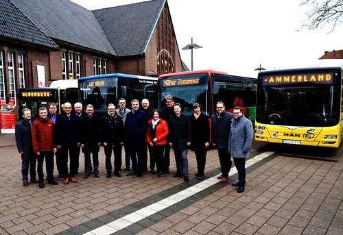 Gemeinsame Sache: Oberbürgermeister Jürgen Krogmann (9. von links) stellte das verbesserte Busangebot in Oldenburg zusammen mit den Vertreterinnen und Vertretern der Umlandkommunen sowie der Verkehrsunternehmen vor. Foto: Sascha Stüber