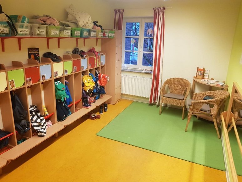Garderobe mit Kinderkleidung und bunten Fächern. Foto: Stadt Oldenburg