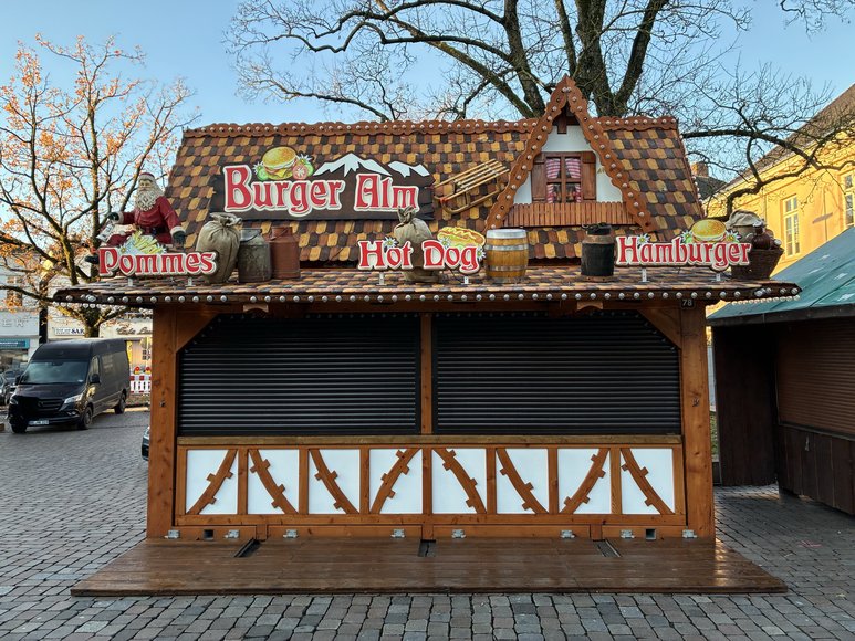 Die Burger Alm beim Aufbau auf dem Lamberti-Markt am 20. November 2025. Foto: Stadt Oldenburg