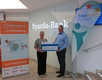 Hermann Kruse, Filialleiter der Sparda-Bank West eG, überreicht den Scheck für das Erreichen des siebten Etappenziels an Antje Möhrmann, Vorstand TrostReich e.V. Foto: Stadt Oldenburg Hermann Kruse, Filialleiter der Sparda-Bank West eG, überreicht den Scheck für das Erreichen des siebten Etappenziels an Antje Möhrmann, Vorstand TrostReich e.V. Foto: Stadt Oldenburg