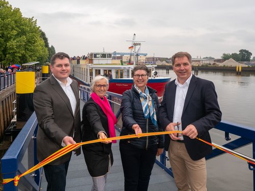 Begrüßten das erste Flusskreuzfahrtschiff am neuen Anleger in Oldenburg: Christian Behrendt (Eigenbetrieb Hafen), Silke Fennemann (Oldenburg Tourismus), Erste Stadträtin Silke Meyn und Oberbürgermeister Jürgen Krogmann. Foto: Sascha Stüber