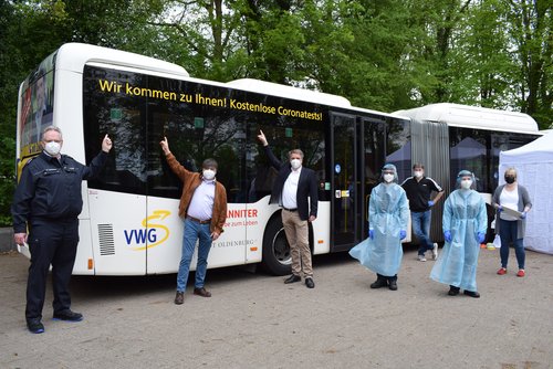 Gaben den Startschuss für das neue mobile Corona-Testangebot: (von links) Johanniter-Ortsbeauftragter Lars Johnsen, VWG-Prokurist Morell Predoehl und Oberbürgermeister Jürgen Krogmann. Foto: Stadt Oldenburg