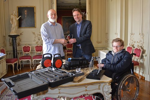 Bei der Übergabe der Ringschleife: (v.l.) Ulrich Hartig (Fluchtmuseum), Dr. Andreas von Seggern (Leiter des Stadtmuseums) und Peter Dresen (Fachstelle Inklusion der Stadt Oldenburg).