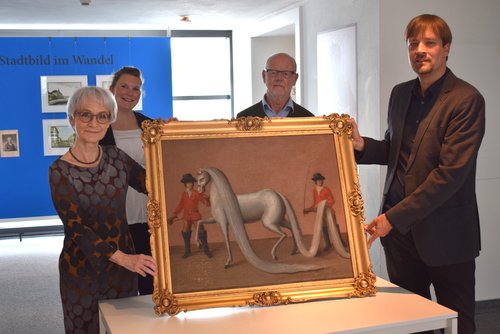 Freuen sich über das restaurierte Gemälde (von links): Inge von Danckelman (Vorsitzende der Freunde und Förderer des Stadtmuseums Oldenburg e.V.), Restauratorin Anja Brigitta Haase, Hans-Richard Schwartz (2. Vorsitzender der Freunde und Förderer des Stadtmuseums Oldenburg e.V) und Dr. Steffen Wiegmann (Leiter des Stadtmuseums Oldenburg). Foto: Stadt Oldenburg