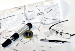 Stadtplanausschnitt mit Brille, Stift und Kompass. Foto: Stadt Oldenburg