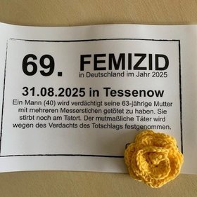 Todesanzeige mit gehäkelter Rose. Foto: Meike Plewa