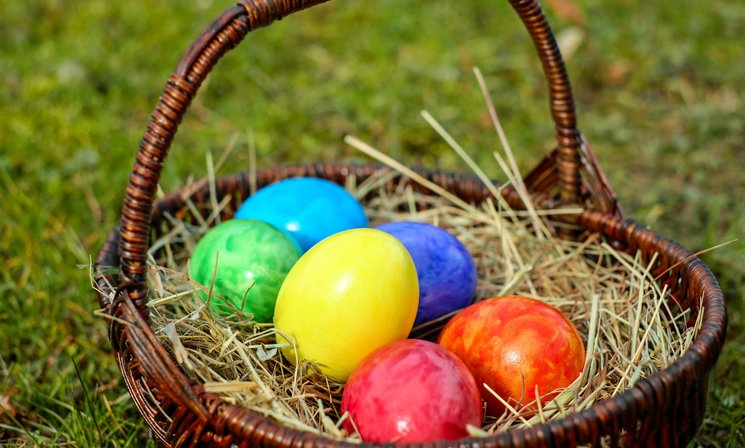 Korb mit bunten Ostereiern. Foto: Couleur/Pixabay