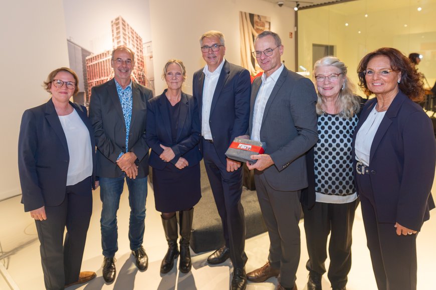 Oberbürgermeister Jürgen Krogmann mit Parteikolleginnen und -kollegen. Foto: Sascha Stüber