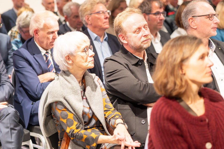 Gäste lauschen den Redebeiträgen und der Musik. Foto: Sascha Stüber