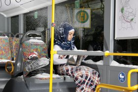Junges Mädchen im Bus mit Kunstschnee. Bild aus dem Projekt „Zuhause in der Fremde - inszenierte Fotografie“. slap e.V.