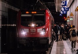 Zug am Bahnsteig und Menschen steigen in den Zug ein. Foto: wal_172619/Pixabay