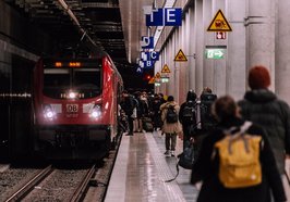 Zug am Bahnsteig und Menschen steigen in den Zug ein. Foto: wal_172619/Pixabay