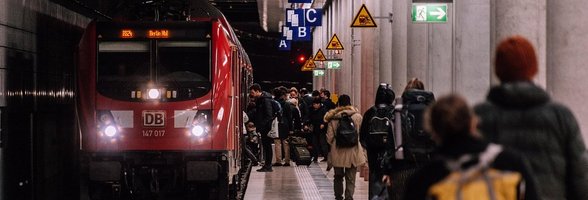 Zug am Bahnsteig und Menschen steigen in den Zug ein. Foto: wal_172619/Pixabay