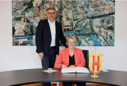 Groningens neue Bürgermeisterin Roelien Kamminga trug sich bei ihrem Antrittsbesuch in Oldenburg unter anderem ins Gästebuch der Stadt ein. Foto: Sascha Stüber Groningens neue Bürgermeisterin Roelien Kamminga trug sich bei ihrem Antrittsbesuch in Oldenburg unter anderem ins Gästebuch der Stadt ein. Foto: Sascha Stüber