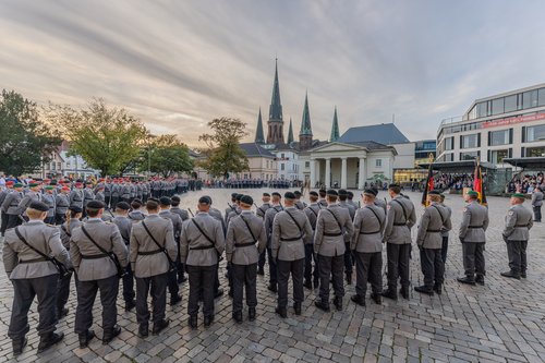 Mit einem Appell auf dem Schlossplatz wurde am Montag, 7. September, das Bundeswehr-Jubiläum in Oldenburg gewürdigt. Foto: Sascha Stüber Mit einem Appell auf dem Schlossplatz wurde am Montag, 7. September, das Bundeswehr-Jubiläum in Oldenburg gewürdigt. Foto: Sascha Stüber