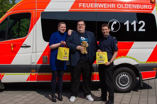 Kristin und Christoph Helmes übergaben die Teddybären-Spende an Rettungsdienst-Leiter Stefan Thate (rechts). Foto: Björn Krull