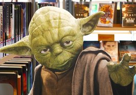 Eine Start Wars Figur steht in der Kinderbibliothek. Foto: Stadt Oldenburg