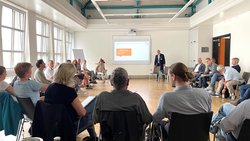 Runde der Teilnehmenden beim 1. Branchentreff Kreislaufwirtschaft Bau. Foto: Florian Erdbeer Runde der Teilnehmenden beim 1. Branchentreff Kreislaufwirtschaft Bau. Foto: Florian Erdbeer