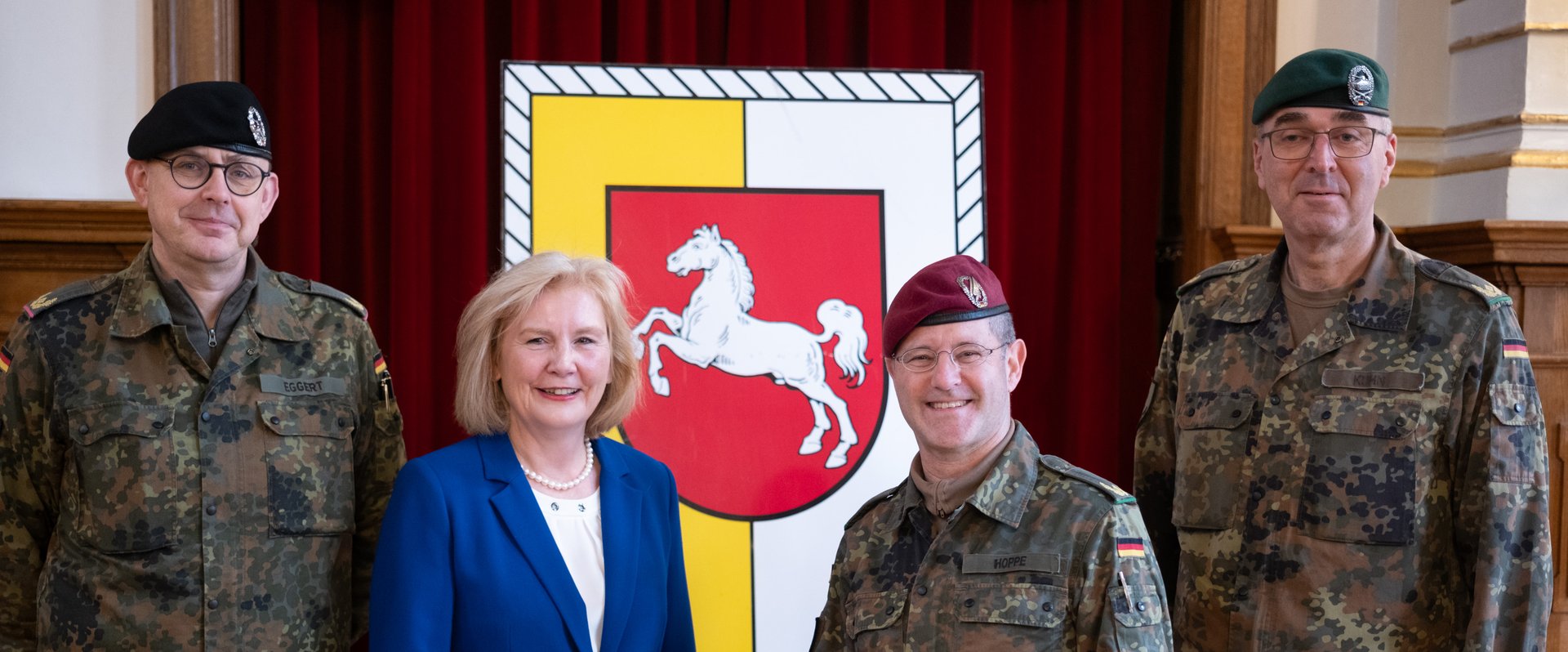 Von links: Marco Eggert, Bürgermeisterin Petra Averbeck, Brigadegeneral Joachim Hoppe und Lutz Kuhn bei der Fahnenbandverleihung an Einsatzverbände der 1. Panzerdivision. Foto: Sascha Stüber