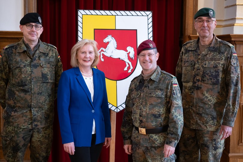 Von links: Marco Eggert, Bürgermeisterin Petra Averbeck, Brigadegeneral Joachim Hoppe und Lutz Kuhn bei der Fahnenbandverleihung an Einsatzverbände der 1. Panzerdivision. Foto: Sascha Stüber