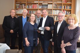 Die Jury. Im Bild zu sehen von links: Gunter Hofmann, Thomas Roth, Sabine Doering, Martin Sabrow, Oberbürgermeister Jürgen Krogmann, Friedrich-Wilhelm Kramer und Gerda Grebe. Foto: Stadt Oldenburg