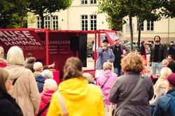 Team Seemannsgarn mit Käpt'n Claas und Heimathaven vor dem Publikum. Foto: Richard Kachel