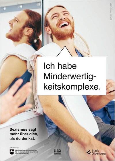 Ein Mann sitzt in herzhaft lachend in einer Herrenumkleide. Eine Sprechblase legt ihm die Worte in den Mund „Ich habe Minderwertigkeitskomplexe“. Links unten steht „Sexismus sagt mehr über dich, als du denkst.“ Grafik: thjnk/Stadt Oldenburg