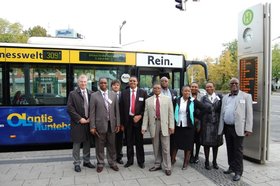 Die Südafrikaner um Landesminister Mlibo Qoboshiyane (4. v. l.) informieren sich über den Öffentlichen Nahverkehr. Foto: Stadt Oldenburg