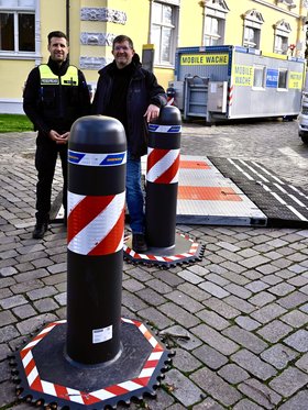 Polizeisprecher Jens Rodiek und Christian Aster (Leiter Fachdienst Sicherheit und Ordnung) mit den Sicherheitsmaßnahmen am Schloßplatz. Foto: Sascha Stüber 