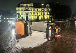 Umgekipptes Streufahrzeug am Schlossplatz. Foto: Stadt Oldenburg