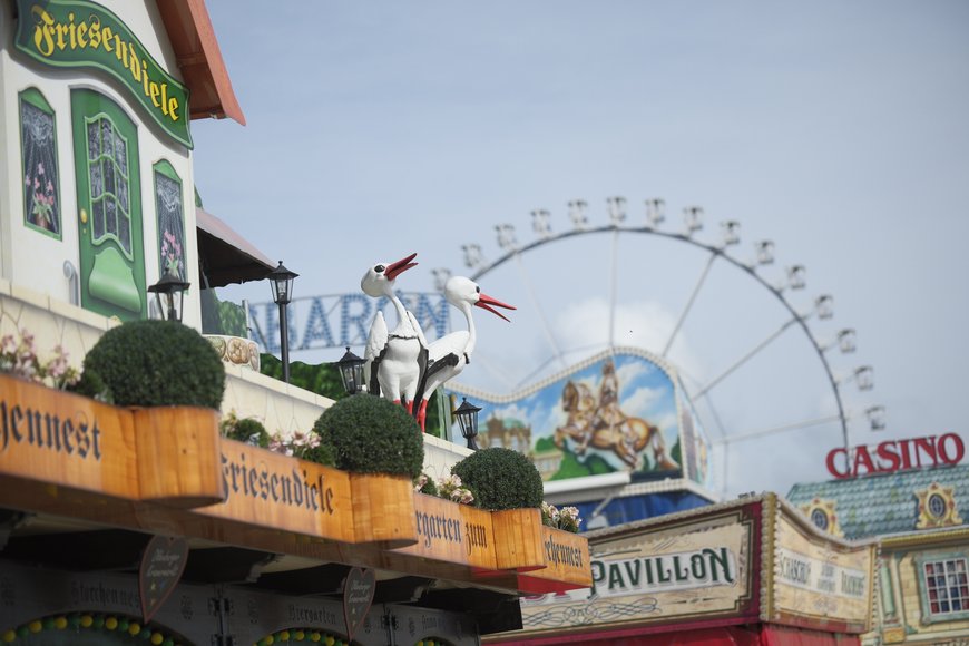Der Ausschank „Friesendiele“ beim Aufbau auf dem Kramermarkt am 22. September 2025. Foto: Sascha Stüber