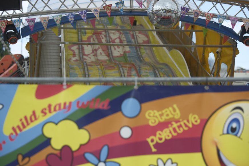 Die Rutsche „Happy Slide“ beim Aufbau auf dem Kramermarkt am 22. September 2025. Foto: Sascha Stüber