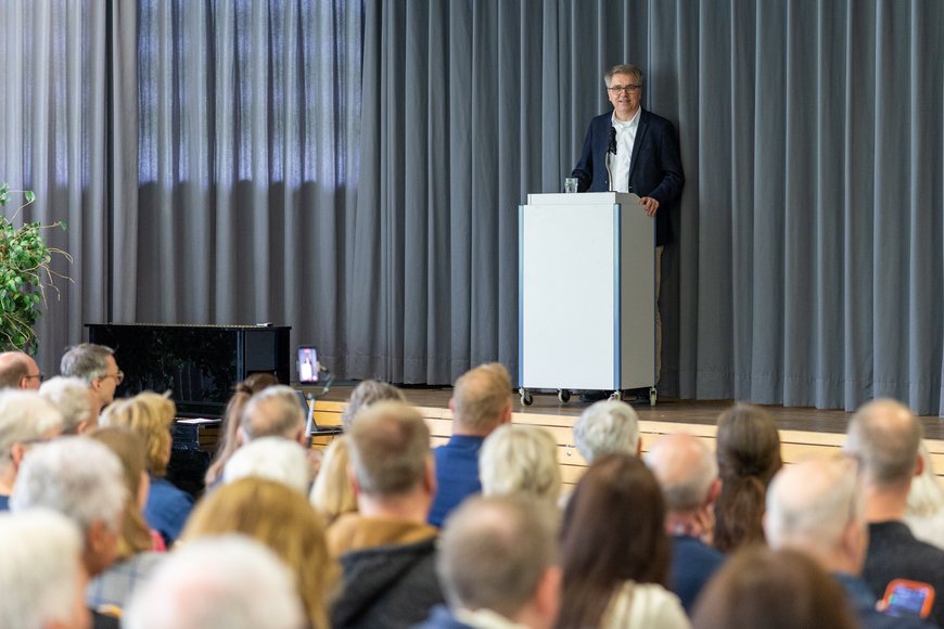 Sascha Stüber Oberbürgermeister Jürgen Krogmann hält eine Rede. Foto: Sascha Stüber