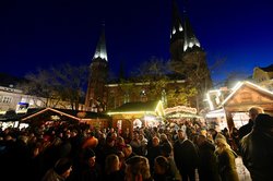 Die Türme der Lamberti-Kirche sind beleuchtet. Foto: Sascha Stüber