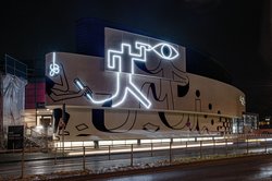 Das Kunstwerk Current Lines von Christoph Niemann an der Fassade des Horst-Janssen-Museums Oldenburg bei Nacht. Foto: Andrey Gradetchliev