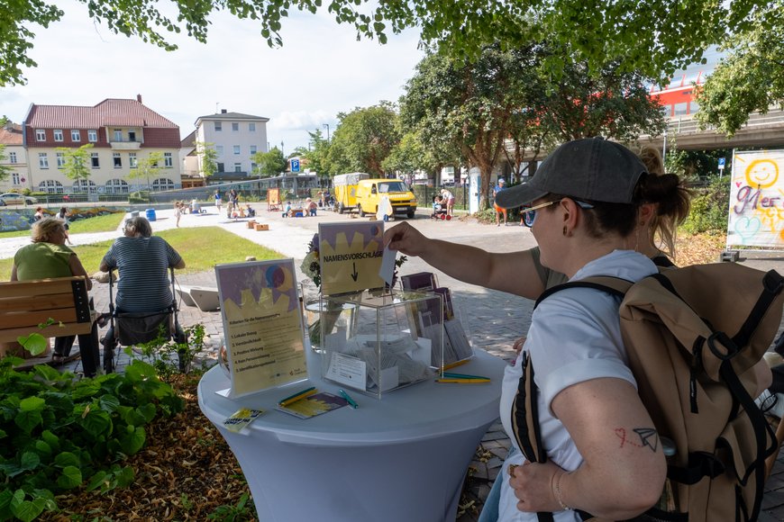Zwei Personen geben Namensvorschläge ab. Foto: Sascha Stüber