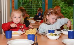 Kinder essen zu Mittag. Foto: Stadt Oldenburg