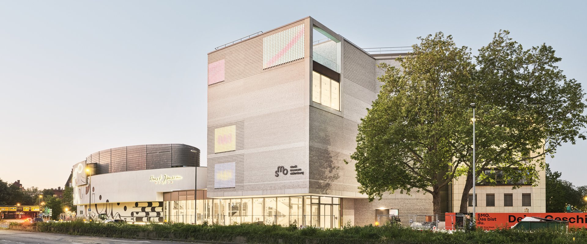 Das Stadtmuseum erstrahlt mit einer Lichtinstallation. Foto: Caspar Sessler