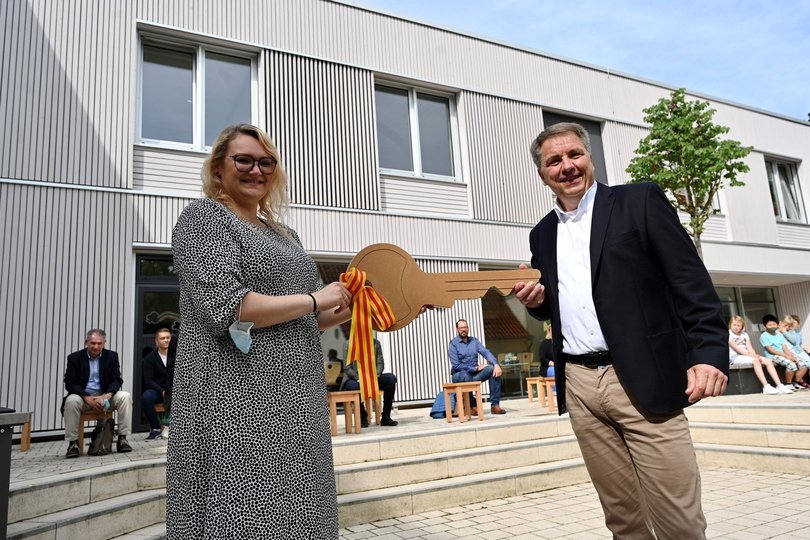 Schulleiterin Jana Bähr und Oberbürgermeister Jürgen Krogmann vor dem Erweiterungsbau der Grundschule Donnerschwee. Foto: Sascha Stüber