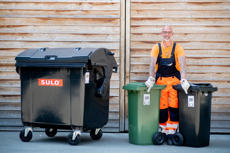 Drei Abfalltonnen beklebt mit Identsystemaufkleber. Foto: Dittrich