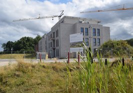 Die neuen Wohngebiete auf dem Fliegerhorst sollen möglichst fossilfrei beheizt werden, wie hier beim Neubau eines Mehrfamilienhauses im Bereich Helleheide. Foto: Stadt Oldenburg