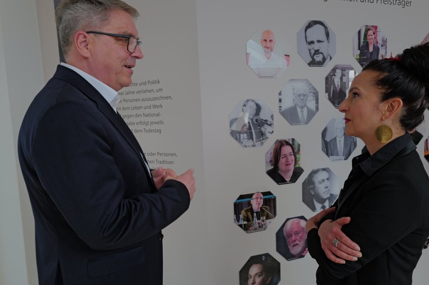 Oberbürgermeister Jürgen Krogmann im Gespräch mit der Preisträgerin Güner Yasemin Balcı . Foto: Jörg Hemmen
