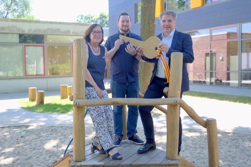 Oberbürgermeister Jürgen Krogmann (rechts) und Sozialdezernentin Dagmar Sachse (links) bei der offiziellen Schlüsselübergabe an den Leiter der Kita Eßkamp, Benjamin Hahn (Mitte). Foto: Sascha Stüber Foto: Sascha Stüber