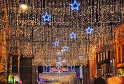 Lange Straße mit Weihnachtsbeleuchtung. Foto: Hans-Jürgen Zietz