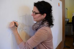 Zeichnerin Katrin Faensen dokumentiert die Veranstaltung Atelier International. Foto: Torsten von Reeken Katrin Faensen zeichnet auf einer großen Stellwand. Foto: Torsten von Reeken
